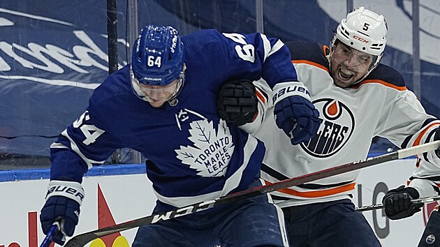 David Kmpf (64) z Toronto Maple Leafs a Cody Ceci (5) z Edmonton Oilers bojuj u mantinelu.