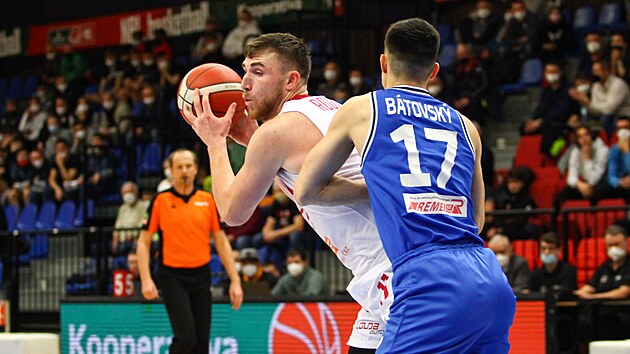 Logan Routt (v blm) z Nymburka se tla do Marcela Btovskho z USK Praha.