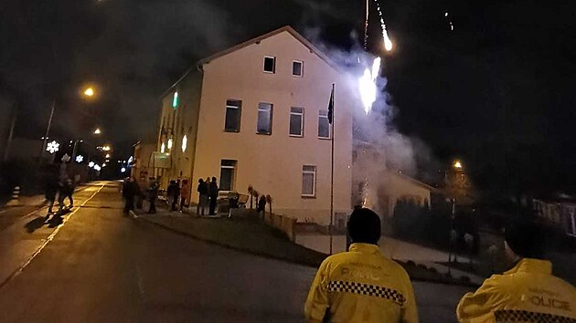 Vt mnostv lid oslavujcch pchod Novho roku vulicch, drobn arvtky, ruen nonho klidu, lec podnapilce a pouvn pyrotechniky, to ve o uplynul silvestrovsk noci museli eit ostravt strnci. (1. ledna 2022)