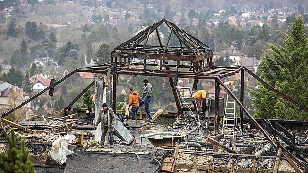 Krejčířovu rezidenci poškodil po jeho útěku požár i vpády nezvaných návštěvníků.