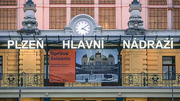 Rekonstrukce budovy Hlavního nádraží v Plzni  přinese komplikace cestujícím. Veškeré služby se přesunou do horní haly. (1. 1. 2022)