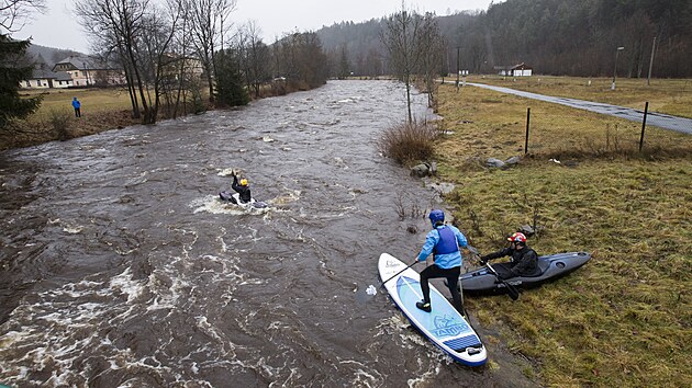 Otava dosáhla v Rejštejně třetího povodňového stupně. I přes hrozící nebezpečí vyrazili na řeku vodáci. (4. 1. 2022)