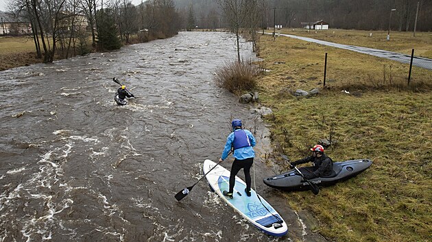 Otava se v Rejštejně na Šumavě dostala na třetí povodňový stupeň. I přes nebezpečí vyrazili na rozvodněnou řeku vodáci. (4. 1. 2022)