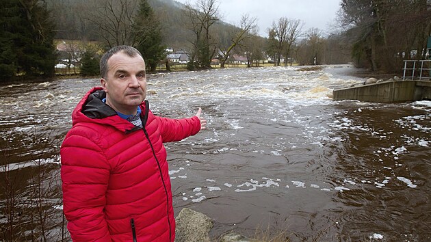 Starosta Rejštějna Horst Hasenöhrl ukazuje místní jez, kudy se valí voda. Na záplavy jsou tu podle jeho slov zvyklí. (4. 1. 2022)
