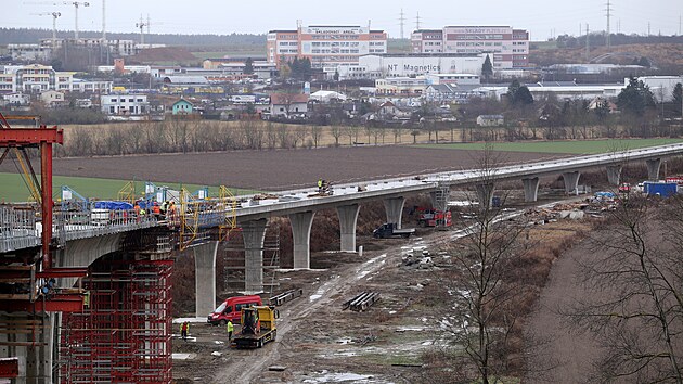 Stavbaři dokončují budování nosné konstrukce mostu přes údolí řeky Mže na západním obchvatu Plzně. (4. ledna 2022)