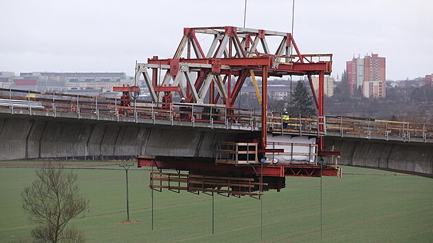 Stavbaři dokončují budování nosné konstrukce mostu přes údolí řeky Mže na západním obchvatu Plzně. (4. 1. 2022)