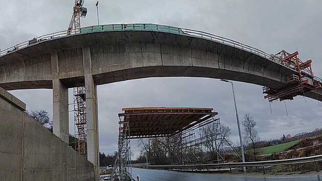 Stavbaři dokončují budování nosné konstrukce mostu přes údolí řeky Mže na západním obchvatu Plzně. (4. 1. 2022)