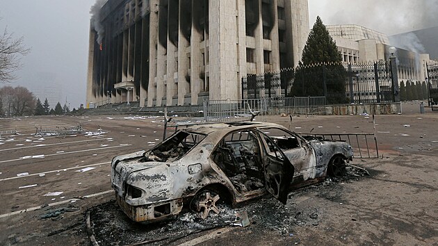 Spálené auto v ulicích Almaty (7. ledna 2022).