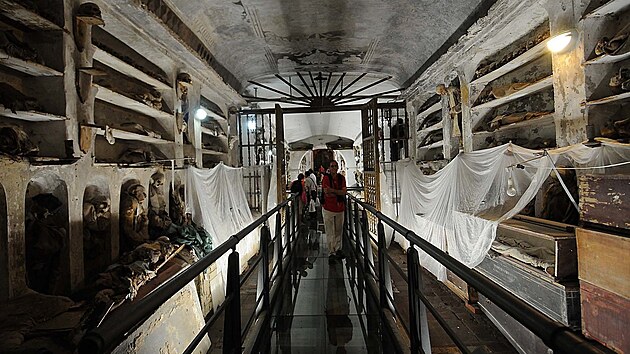 V katakomb�ch pod sicilsk�m Palermem se nach�z� p�es tis�c mumi� a koster v�etn� ostatk� nejm�n� 163 d�t�.