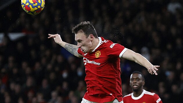 Phil Jones z Manchesteru United v ligov akci po 712 dnech.