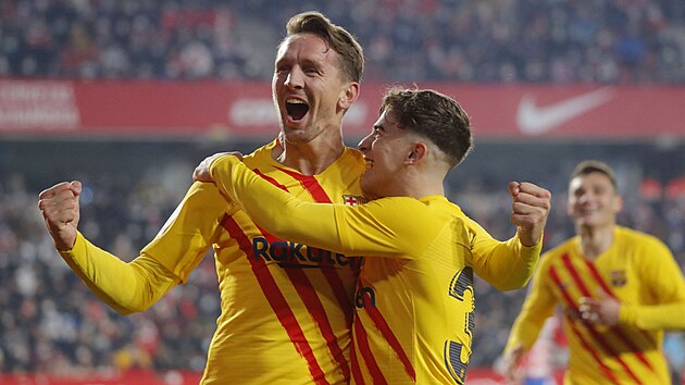 Barcelonsk tonk Luuk de Jong (vlevo) oslavuje gl do st Granady se spoluhrem Gavim.