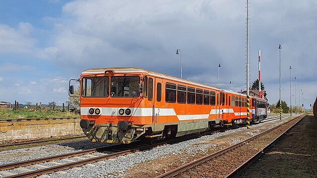 Motorový vůz 811.008 SK KPT Rail (dnes v majetku Muzea technických zajímavostí Choceň) ve stanici Balkova Lhota