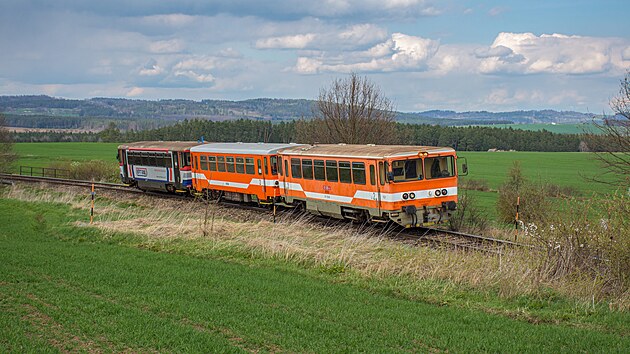 Motorový vůz 811.008 SK (dnes v majetku Muzea technických zajímavostí Choceň) v čele soupravy vozidel KPT Rail na trati 201