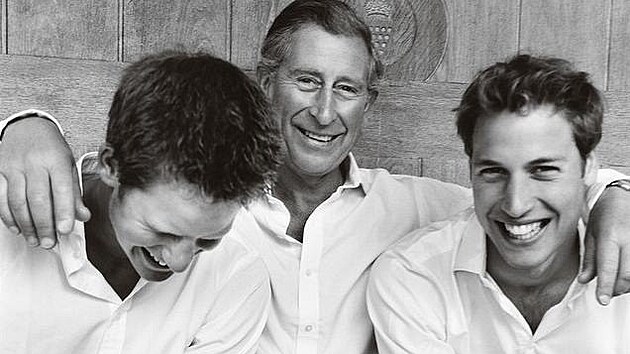 Princ Charles a jeho synov Harry a William na snmku od Maria Testina z roku 2004 pi pleitosti 20. narozenin Harryho (2004)