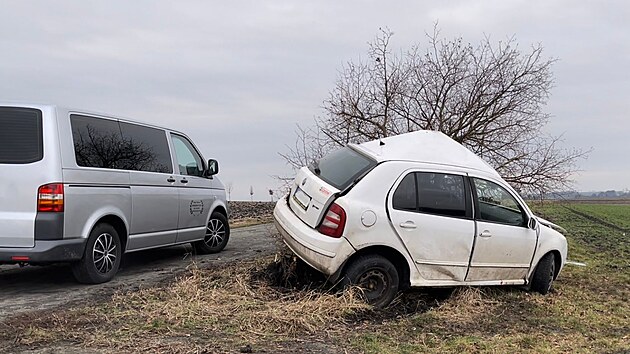 Tragická nehoda u obce Kněžice na Nymbursku. Zemřel mladý řidič, spolujezdec je zraněný. (8. ledna 2022)