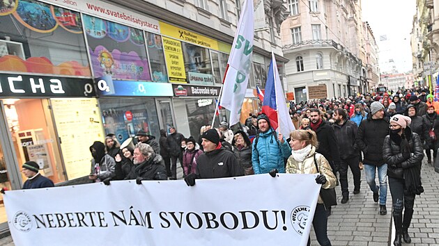 Lidé v Brně protestovali proti očkování, na výzvy policistů k dodržování opatření nereagovali. (8. ledna 2022)