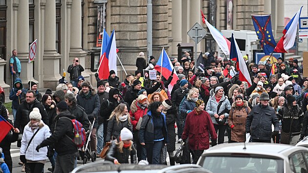 Lidé v Brně protestovali proti očkování, na výzvy policistů k dodržování opatření nereagovali. (8. ledna 2022)