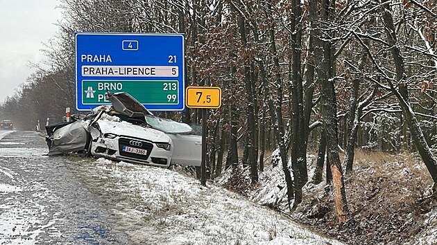 Dopravní nehoda na Strakonické. Řidič havaroval a utrpěl těžká zranění. (9. ledna 2022)