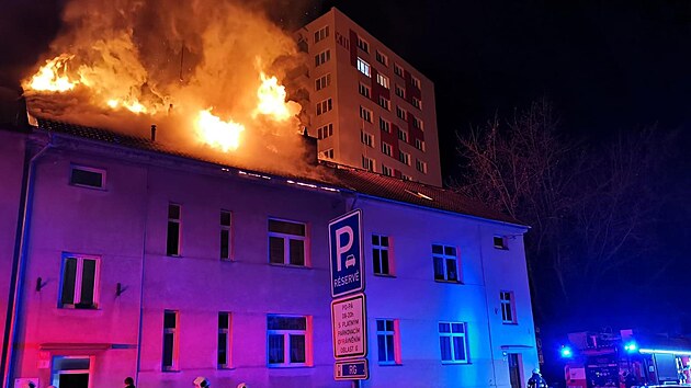 Požár střechy domu v Čéčově ulici v Českých Budějovicích. Hasiči museli evakuovat osm lidí. (9. ledna 2022)