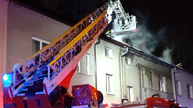 Požár střechy domu v Čéčově ulici v Českých Budějovicích. Hasiči museli evakuovat osm lidí. (9. ledna 2022)