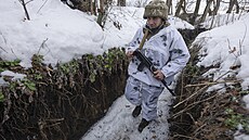 Voják ukrajinské armády na hlídce v Doněcké oblasti (3. ledna 2022)