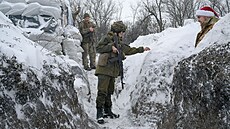 Vojáci ukrajinské armády v zákopech v Luhanské oblasti (3. ledna 2022) | na serveru Lidovky.cz | aktuální zprávy