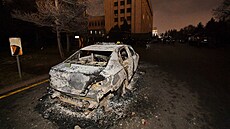 Spálená auta v největším kazachstánském městě Almaty (5. ledna 2022)