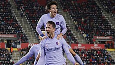 Luuk de Jong z Barcelony práv� vst�elil gól, na záda mu sko�il Riqui Puig.