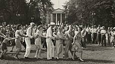 Ameri�ané v srpnu 1945 slaví v zahrad� Bílého domu kapitulaci Japonska.