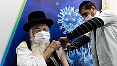 Rabín z izraelského města Bnej Brak dostává vakcínu proti covidu. (11. února...