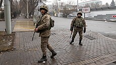 Kazachstánští vojáci hlídkují na ulici v Almaty. (7. ledna 2022) | na serveru Lidovky.cz | aktuální zprávy