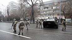 Kazachstánští vojáci hlídkují na ulici v Almaty. (7. ledna 2022)