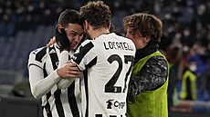 Mattia De Sciglio (elem) se raduje se spoluhrái z Juventusu ze svého gólu...