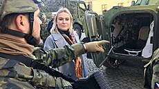 Ministryně obrany Jana Černochová u 7. mechanizované brigády v Hranicích