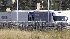 Kamiony ekající v kolon na hraniním pechodu v Calais na vstup do Velké...