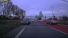 �idi� jel po zapln�né p�tat�icítce a� dvousetkilometrovou rychlostí