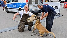 Německá policie ukazuje výcvik speciálního psa. (29. října 2012)