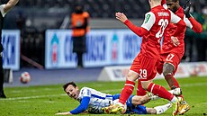 Faulovaný Vladimír Darida v utkání německé bundesligy mezi Herthou Berlín a...