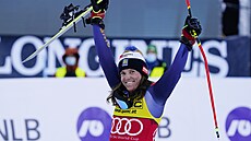 védka Sara Hectorová slaví vítzství v obím slalomu v Kranjské Goe.