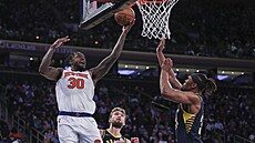 Julius Randle z Knicks zakonuje pod koem proti Indian.