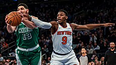 RJ Barrett z Knicks v souboji o mí� s Enesem Kanterem z Bostonu.