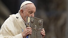 Pape Frantiek vedl novoroní mi v bazilice svatého Petra. (1. ledna 2022)