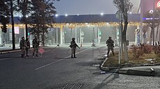Kazachstánská armáda hlídkuje na letišti v Almaty. (6. ledna 2022)