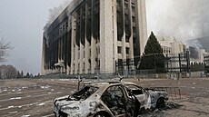 Následky nepokojů v kazachstánském městě Almaty.  Na snímku je ohořelá budova...