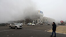Následky nepokojů v kazachstánském městě Almaty.  Na snímku je ohořelá budova...