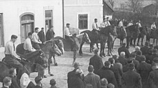 Příprava německých mládenců na velikonoční jízdu na koních ve Strýčicích, což...