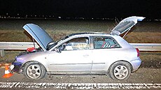 Automobil skonil po honice se stráníky v Hradci Králové ve svodidlech. (5....