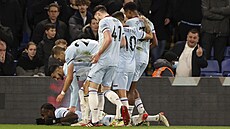 Jamajský úto�ník Michail Antonio z West Hamu  slaví gól v londýnském derby na...