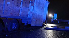 Kamion s nadrozměrným nákladem jel asi rychle, u Brna zablokoval křižovatku....