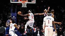 Eric Bledsoe z Los Angels Clippers zakonuje v utkání proti Brooklyn Nets.